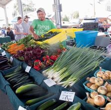 Picture of Mountain Harvest Farm selling at farmers market