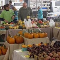 Picture of DeBerry Farm selling at farmers market